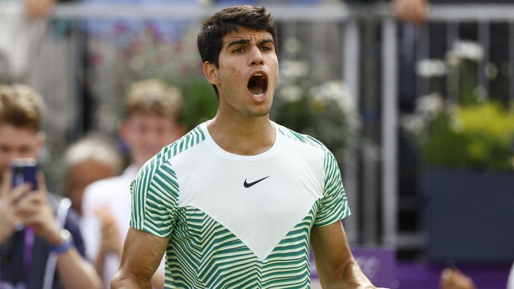 Carlos Alcaraz celebra la victoria frente a Sebastian Korda en las semifinales de Queen's.