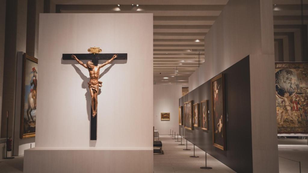 Vista de una de las salas con 'Cristo en la cruz', 1654,  de Bernini en el centro