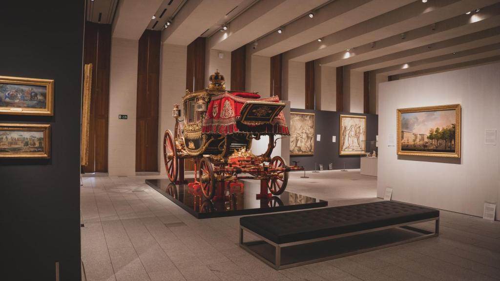 Vista de la sala con uno de los carruajes en la exposición
