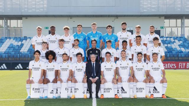 La foto de equipo del Castilla con Florentino Pérez antes de la final por el ascenso