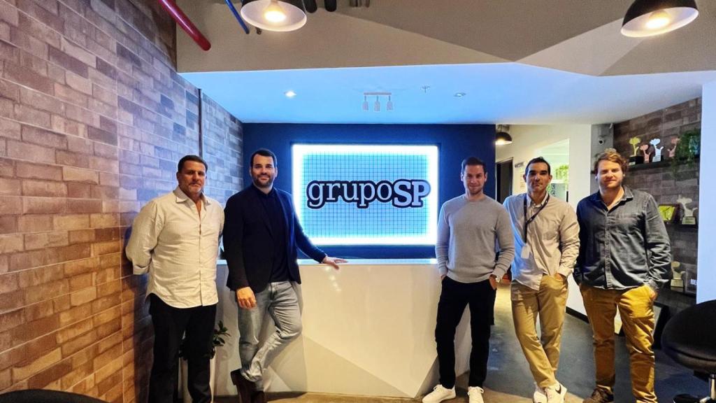 Los reperesentantes de Morillas y GrupoSN.