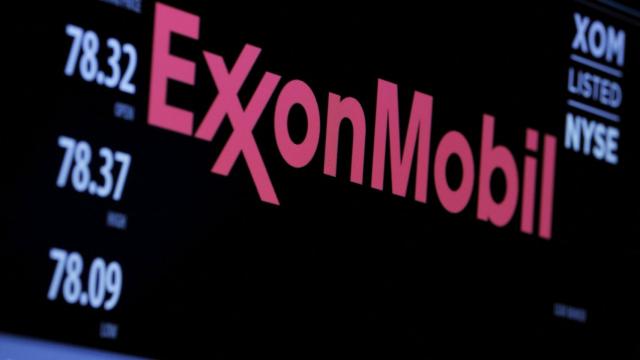 Una pantalla de la Bolsa de Nueva York muestra el logo de Exxon Mobil.