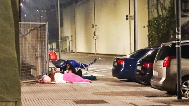 Personas acampan para el concierto de Tini.