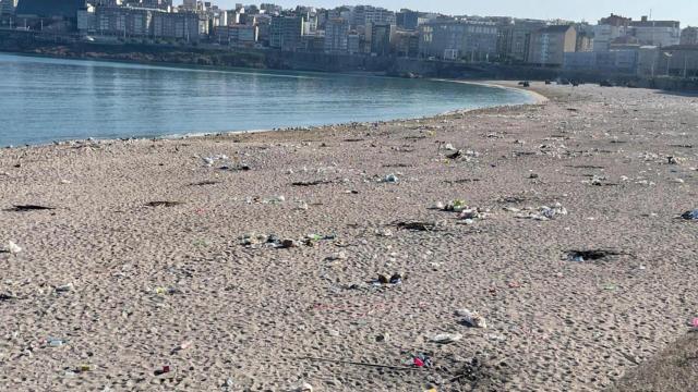 Basura en la playa del Orzán.