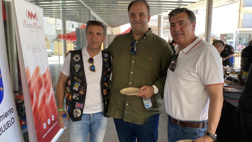 Rui Ventura, presidente de la Cámara de Pinhel, en la concentración motera de Guijuelo junto al alcalde, Roberto Martín, y José Antonio Bermúdez de Castro