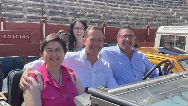 Carlos Velázquez, en el centro, este domingo en Toledo.