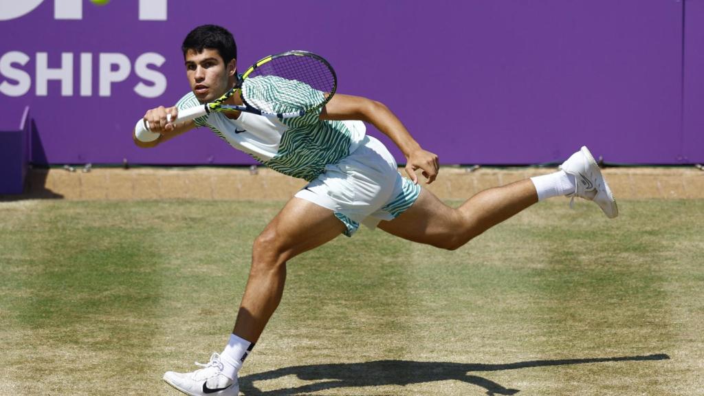 Alcaraz devuelve un golpe desde el fondo de la pista en la final de Queen's.