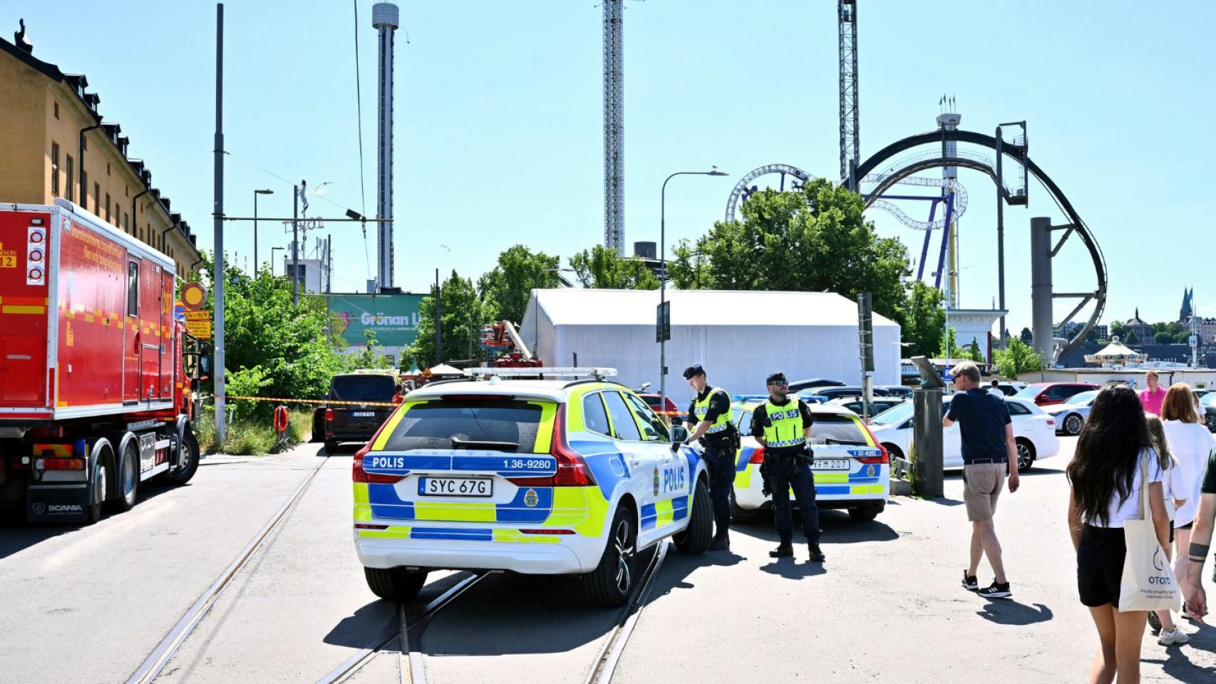 Policía en el parque de atracciones tras ocurrir el accidente.