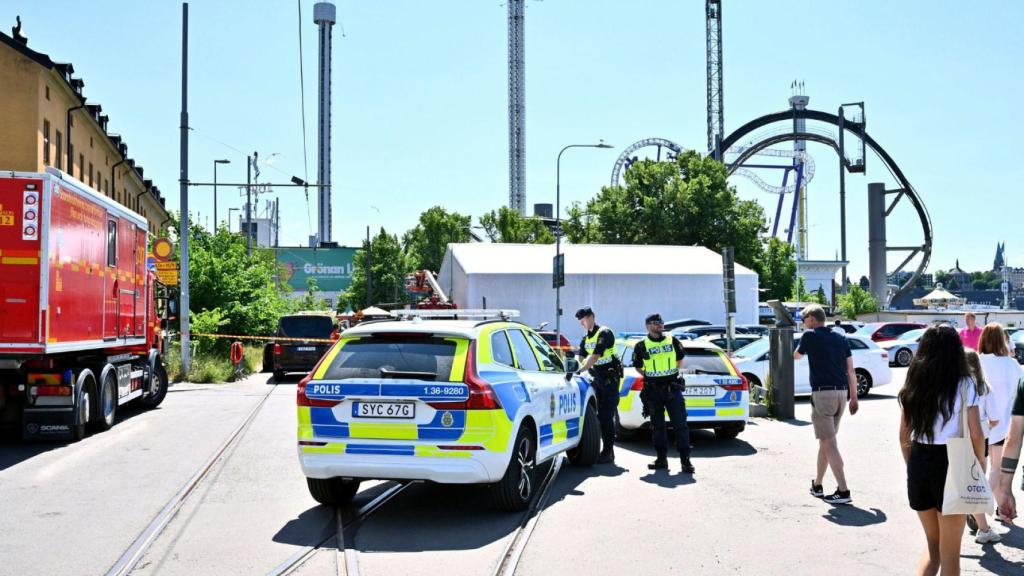 Policía en el parque de atracciones tras ocurrir el accidente.