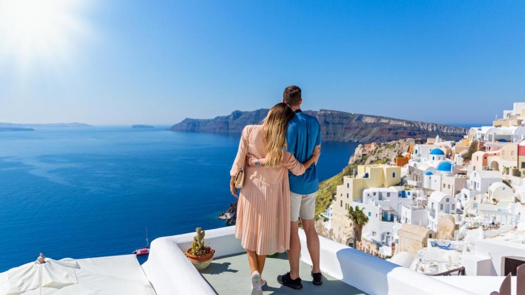 Una pareja en Santorini.