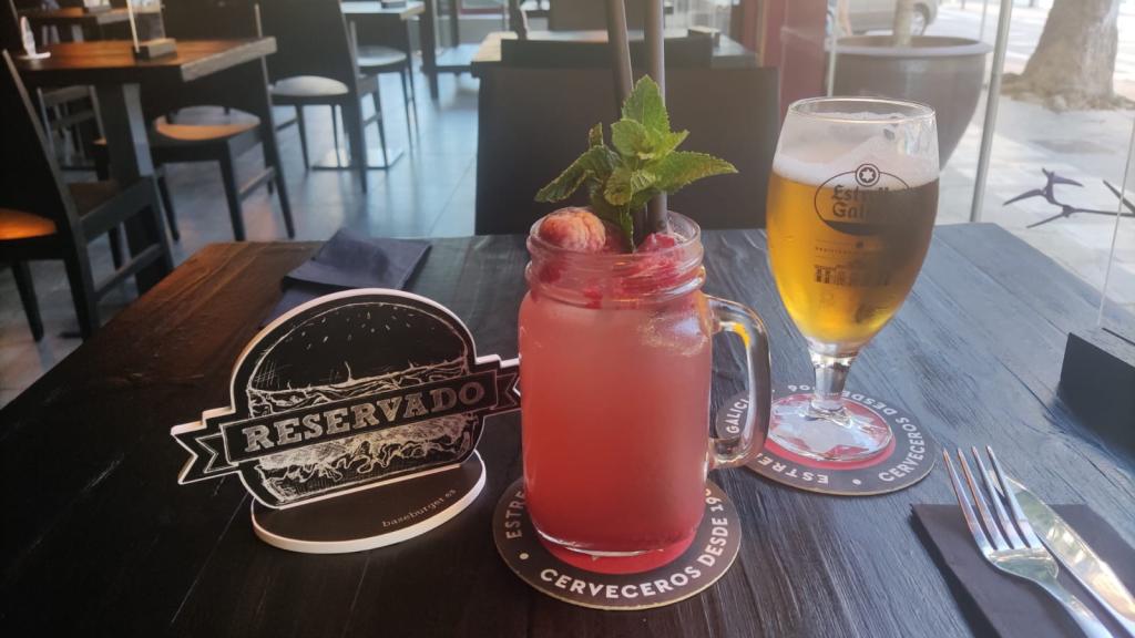 Uno de los cocktails que se preparan en Baseburger y una cerveza.