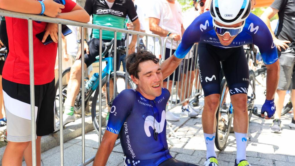 Oier Lazkano, felicitado por un compañero después de su gran esfuerzo.