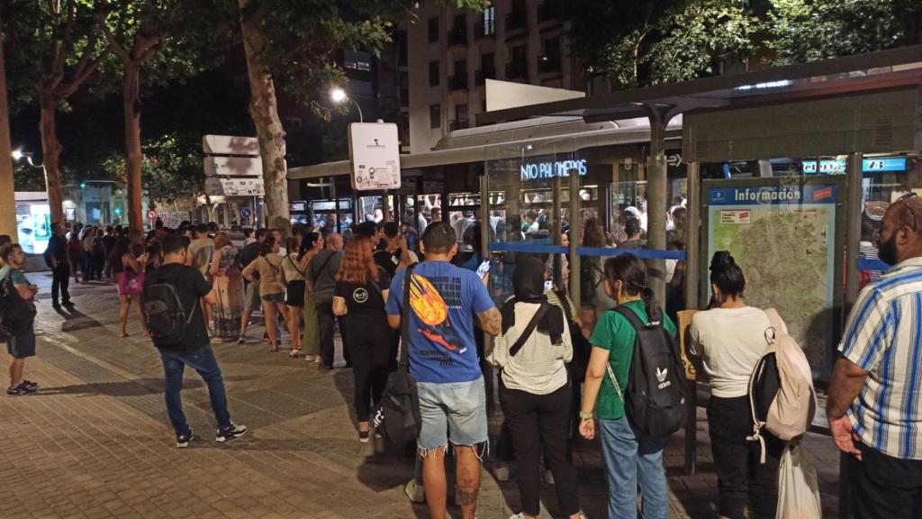 Larga cola de usuarios este sábado por la noche.