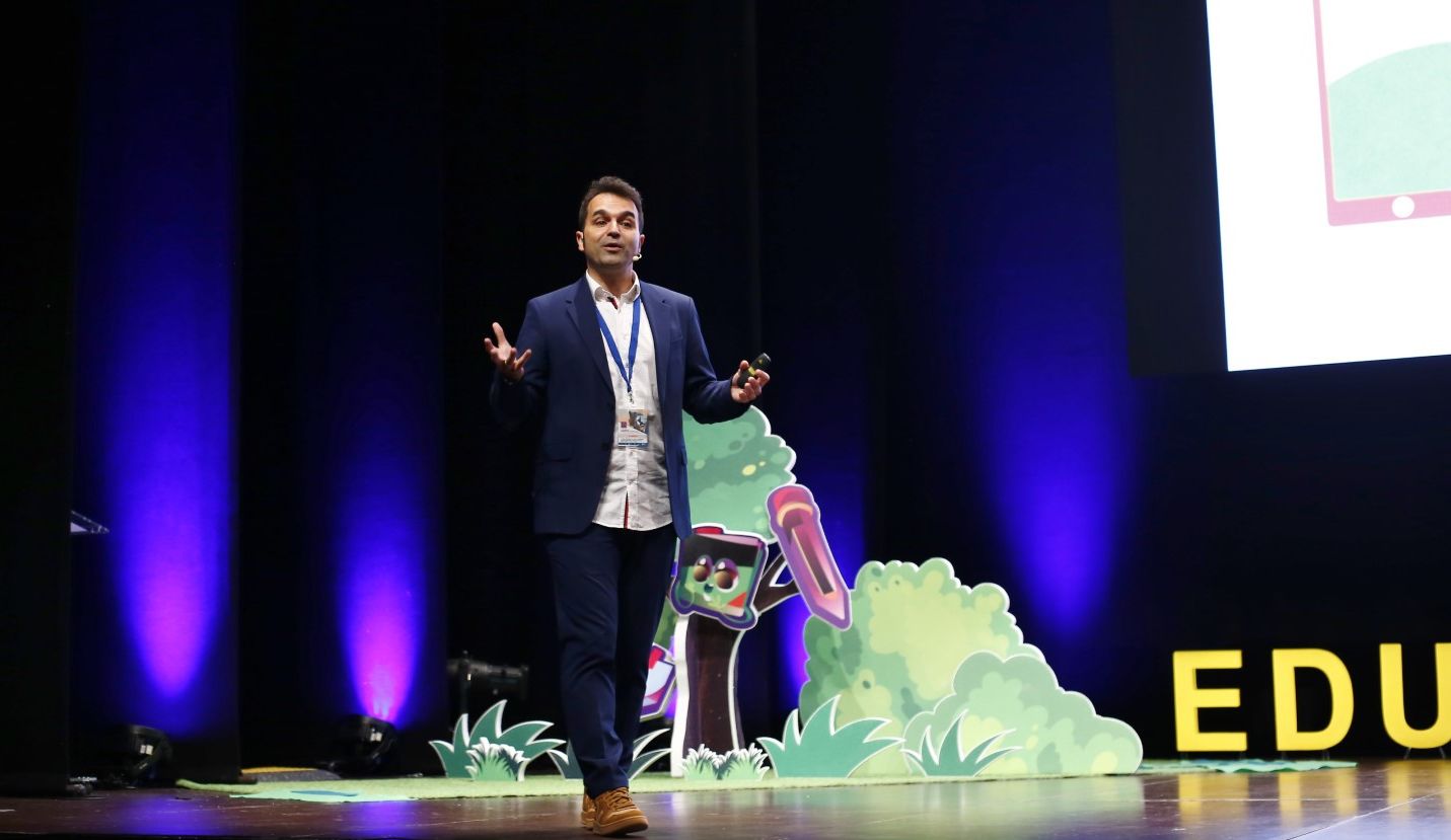 El profesor Manu Velasco en una conferencia