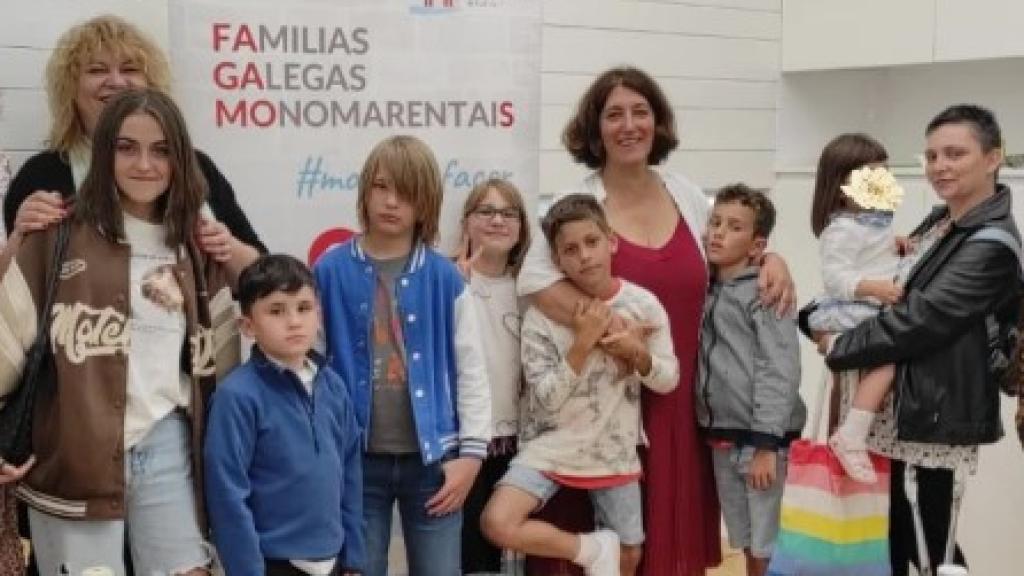 Inmaculada Alonso (con vestido rojo) junto a sus dos hijos en un acto de su asociación