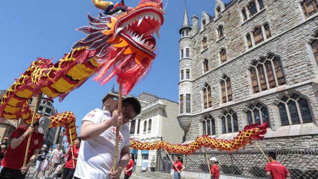 El Instituto Confucio de León organiza un desfile del dragón con danza por diversos puntos de la capital leonesa