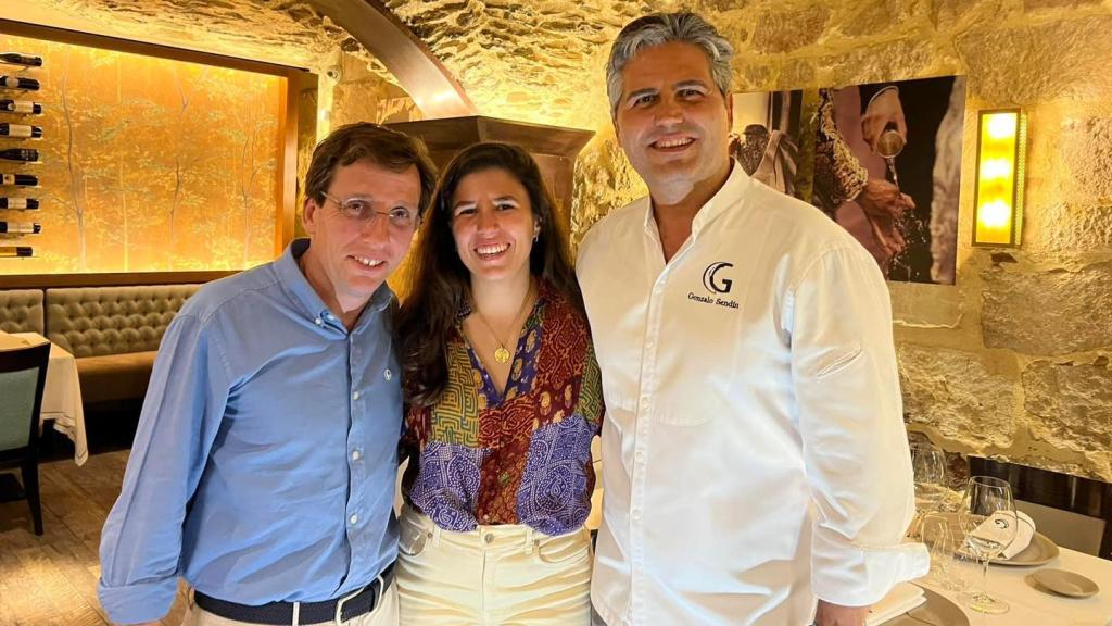 El alcalde de Madrid, José Luis Martínez-Almeida, y Teresa Urquijo con el dueño de El Mesón de Gonzalo de Salamanca