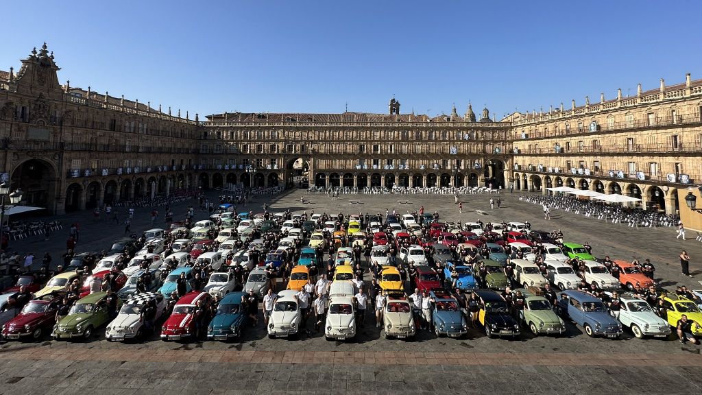Seat 600 en la Plaza Mayor de Salamanca
