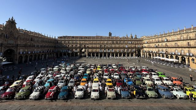Seat 600 en la Plaza Mayor de Salamanca