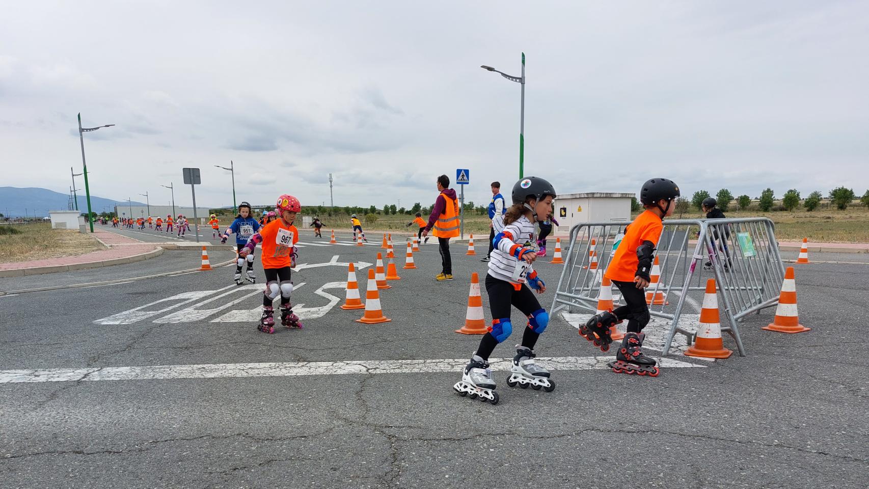 Niños haciendo patinaje