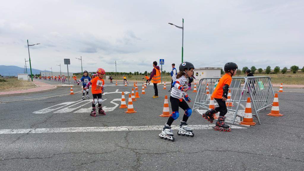 Niños haciendo patinaje