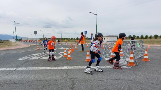 Niños haciendo patinaje