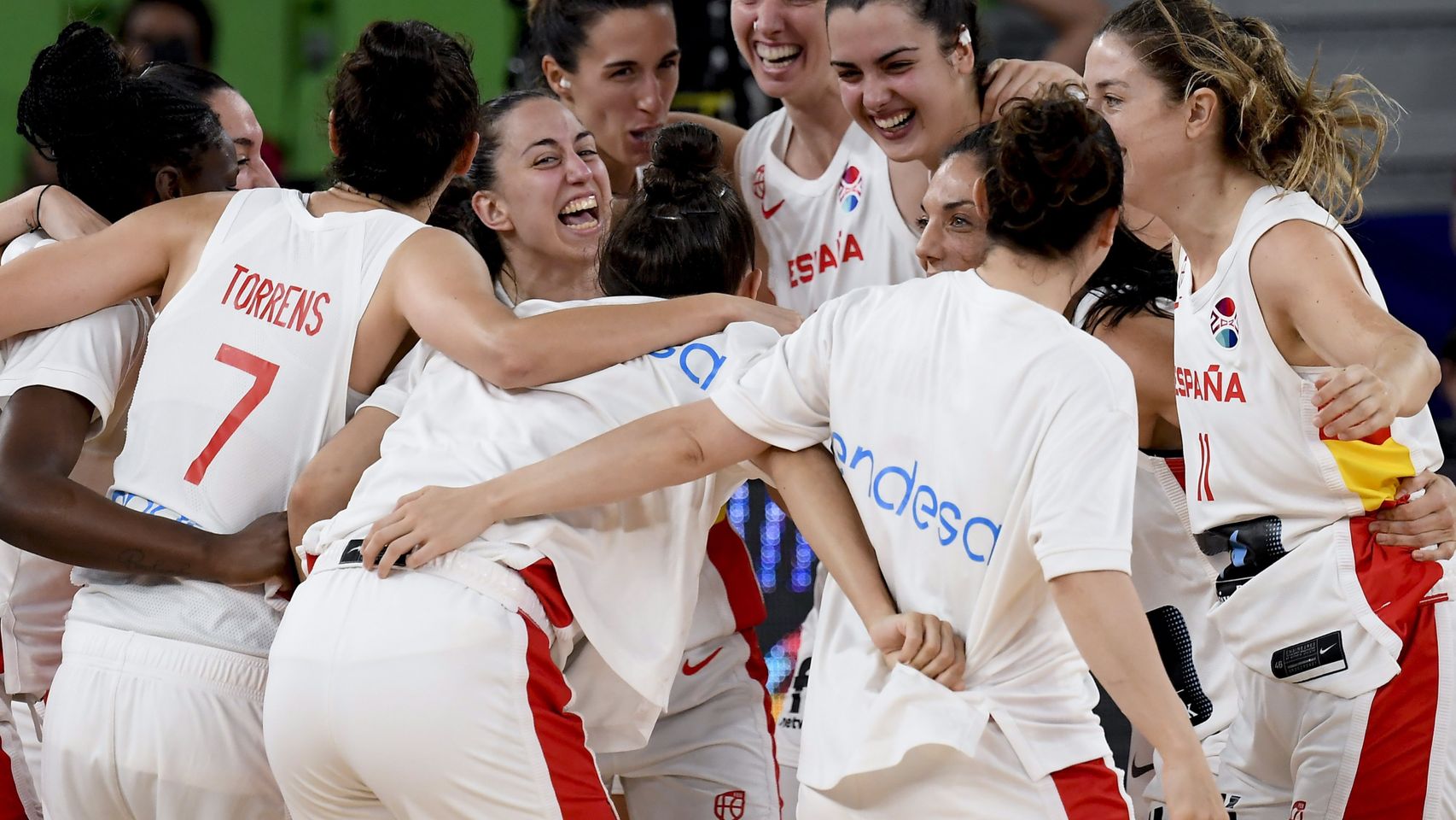 Las jugadoras españolas celebran el pase a la final del Eurobasket femenino.