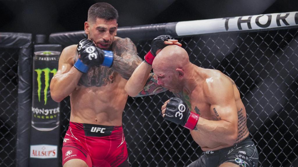 Topuria golpeando a Josh Emmett durante su combate