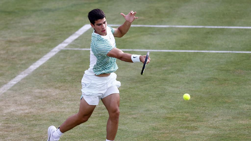 Carlos Alcaraz realiza un golpe de derecha en el torneo de Queen's.