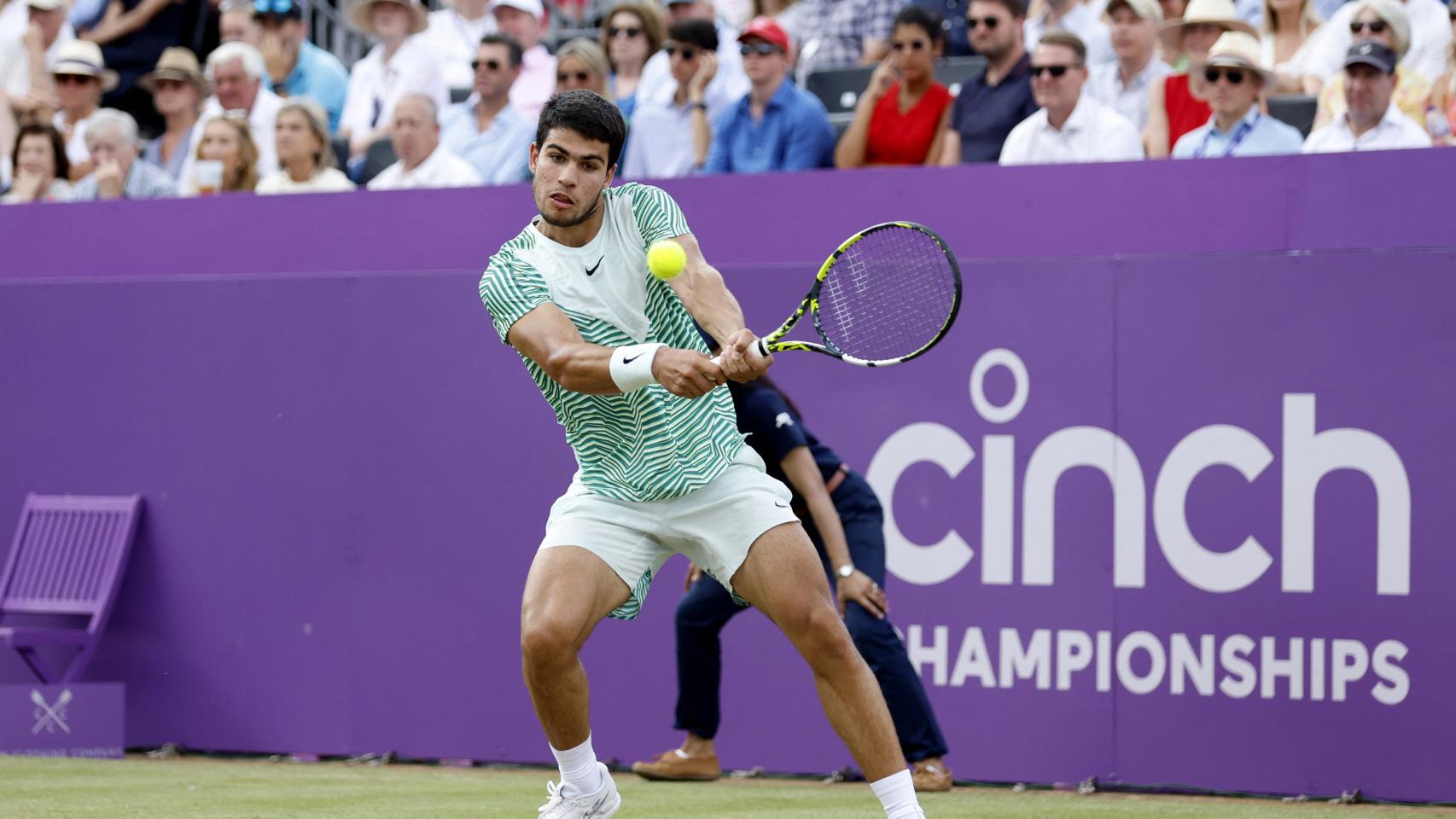 Carlos Alcaraz realiza un revés durante un partido de Wimbledon.