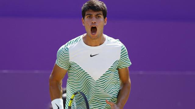 Carlos Alcaraz celebra un punto en la final de Queen's ante De Miñaur