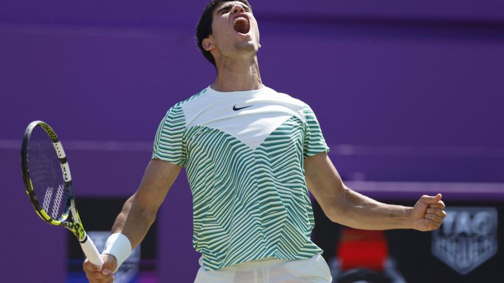 Carlos Alcaraz celebra su victoria en Queen's.