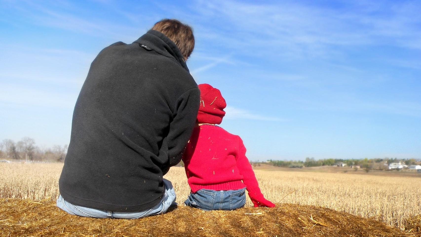 Un padre con su hijo.