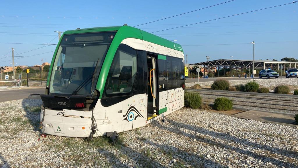 Imagen de archivo de uno de los accidentes del Metro de Málaga al colisionar con un coche.