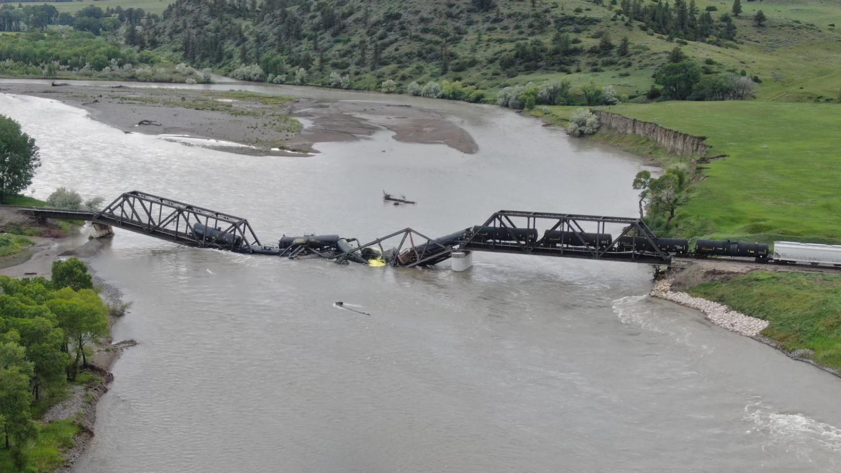 Vagones del tren accidentado, sumergidos en el río Yellowstone.