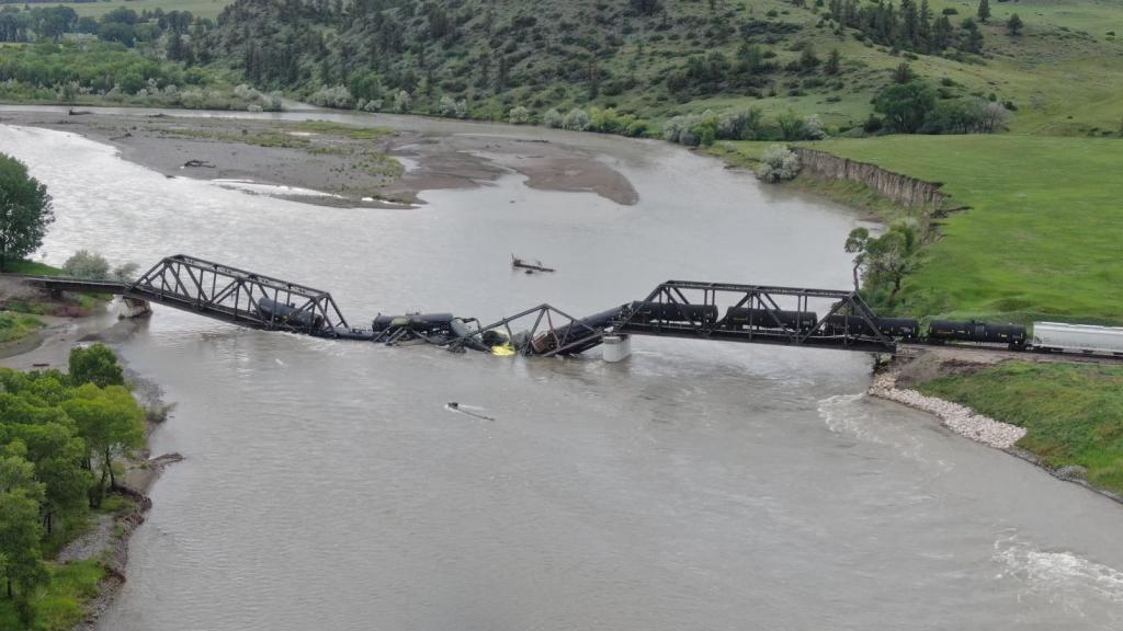 Vagones del tren accidentado, sumergidos en el río Yellowstone.
