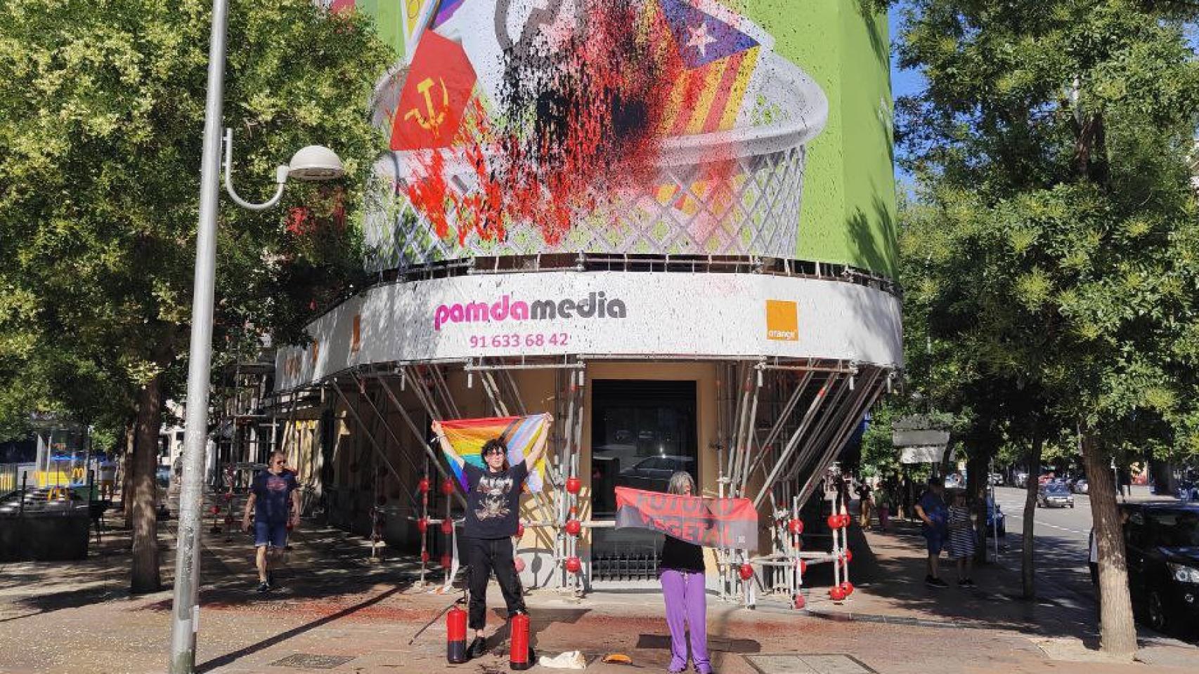 Activistas de Futuro Vegetal posan frente a la lona de Vox