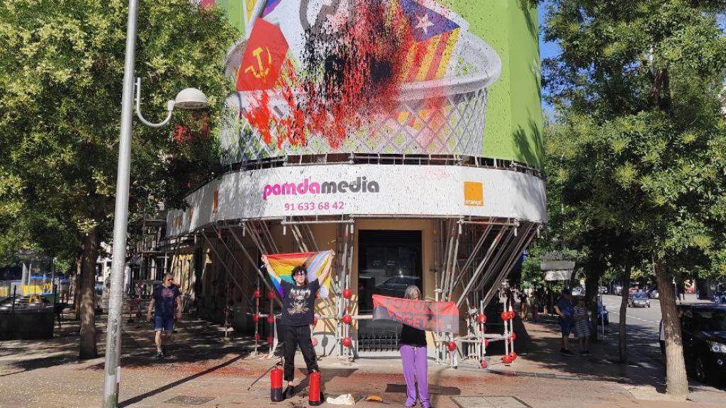 Activistas de Futuro Vegetal posan frente a la lona de Vox