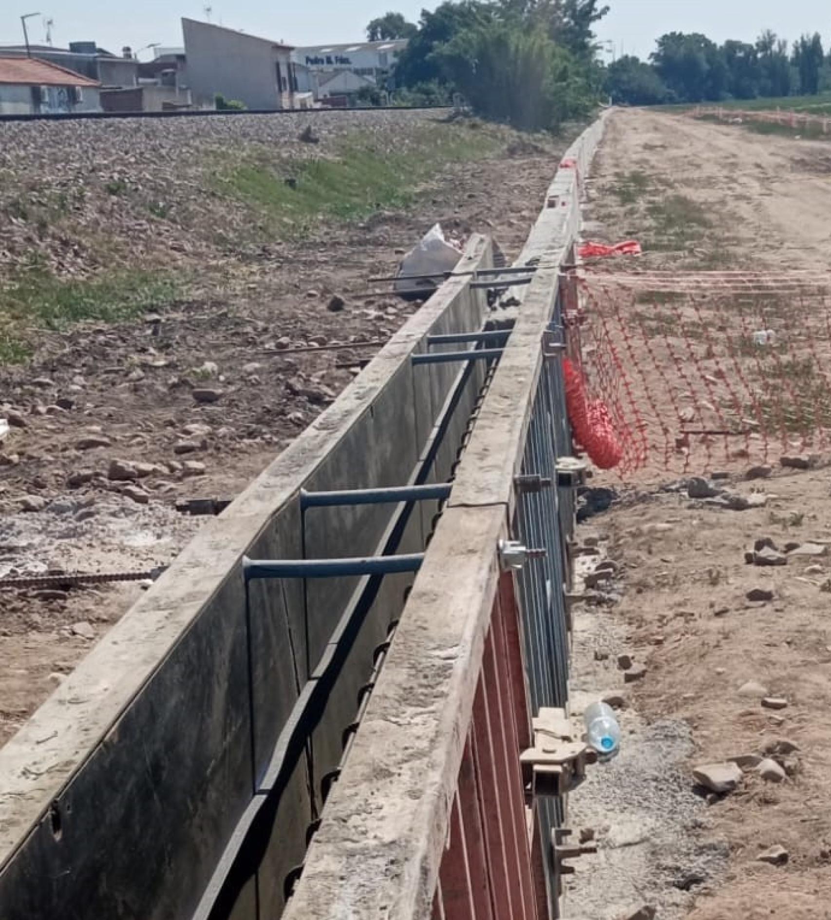 Otra imagen del polémico muro en construcción.