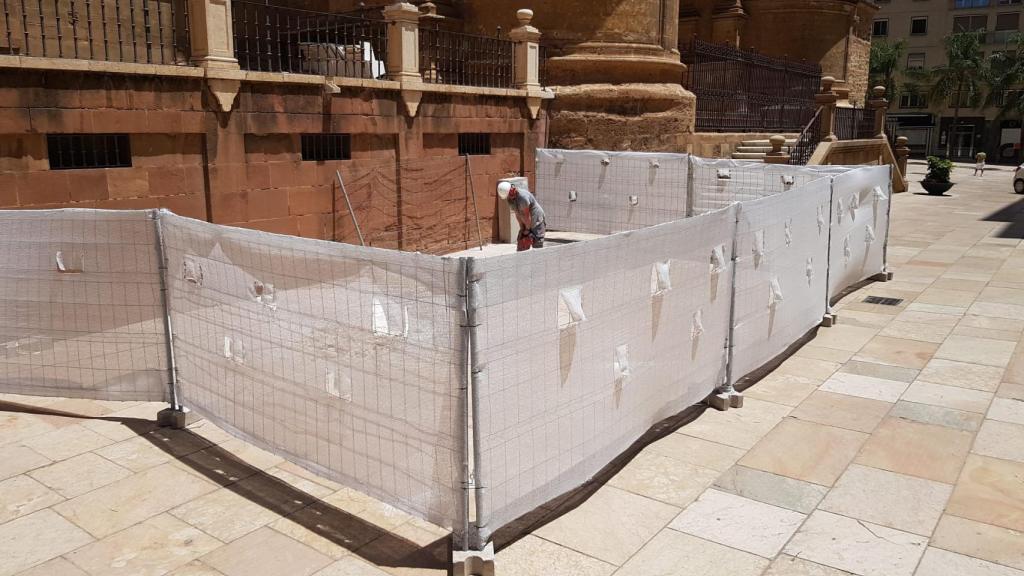Un operario trabaja en el levantamiento del pavimento en Postigo de los Abades.