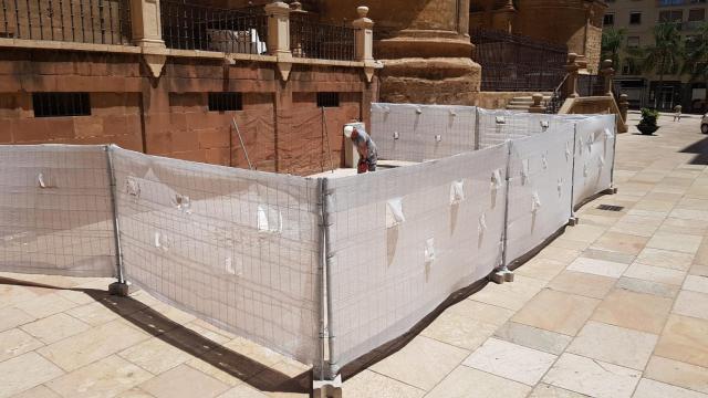 Un operario trabaja en el levantamiento del pavimento en Postigo de los Abades.