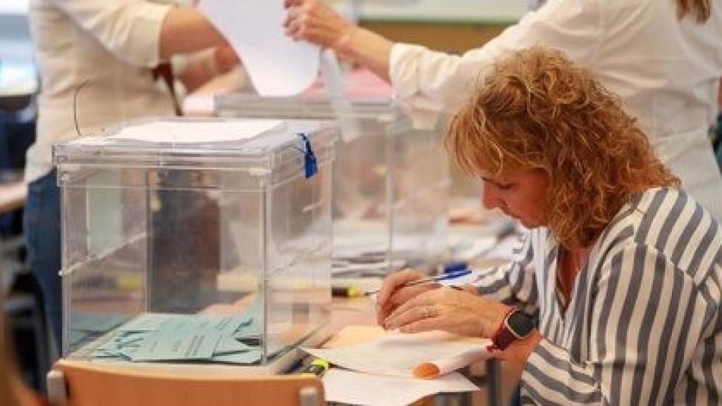 Una mujer en una mesa electoral el pasado 28 de mayo.