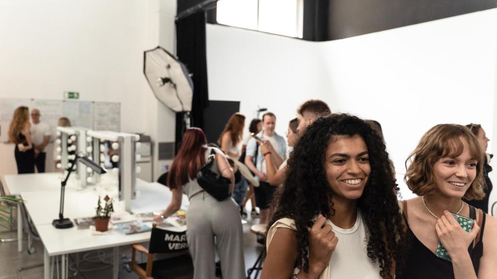 Los estudiantes del proyecto SFES también visitaron los estudios fotográficos de Tendam.