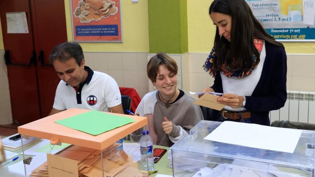 Miembros de una mesa electoral durante las elecciones.