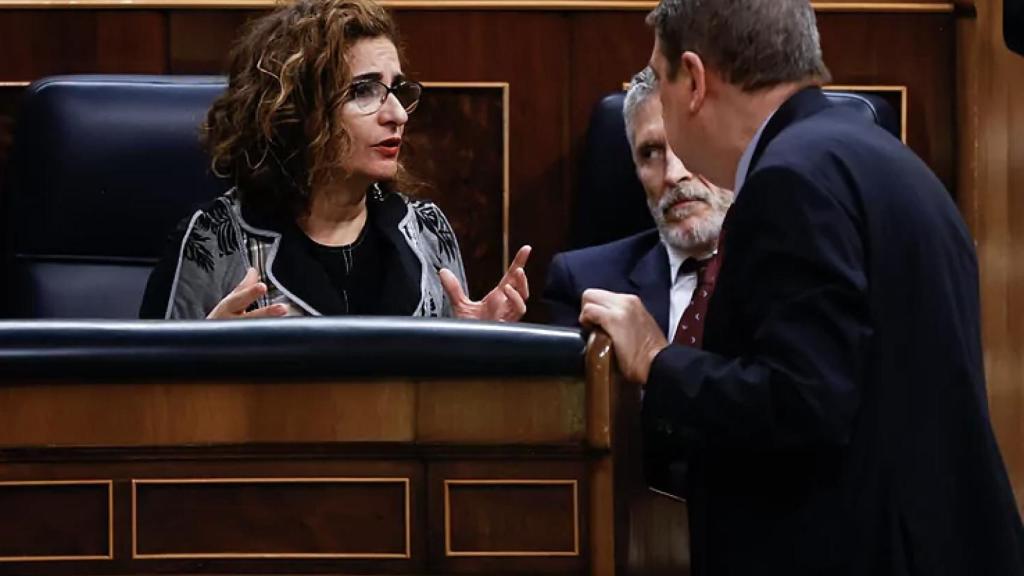 La ministra de Hacienda y Función Pública, María Jesús Montero, con Fernando Grande-Marlaska y Luis Planas.