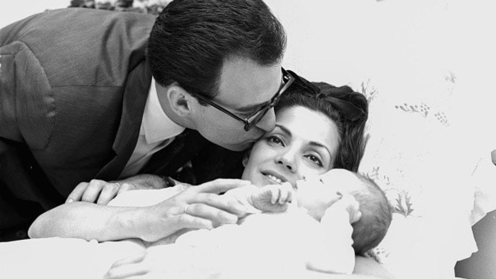 Carmen Sevilla  y Augusto Algueró junto a su hijo.
