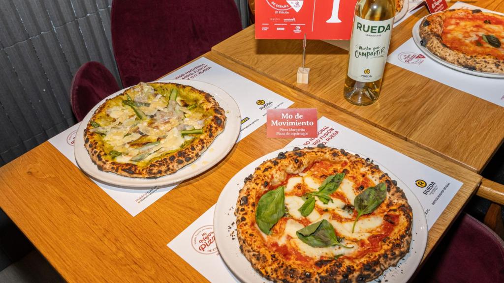A la izquierda, la pizza Espárrago de Mo de Movimiento gana el premio a la mejor maridada con Rueda Verdejo