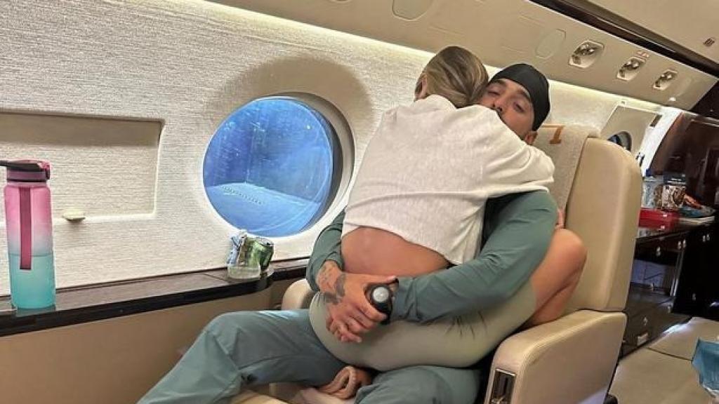 Maluma junto a su pareja Susana Gómez.