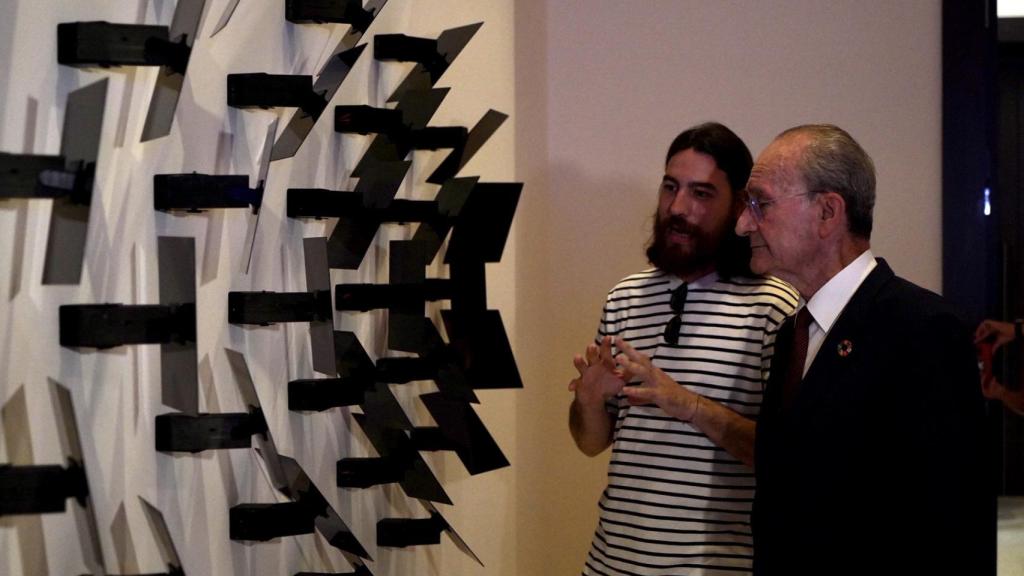 El artista le explica la obra al alcalde de Málaga, Francisco de la Torre.
