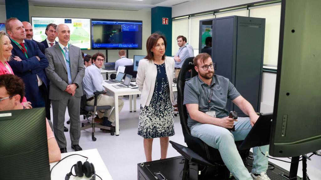 La ministra de Defensa, Margarita Robles, durante una visita a la Oficina de Coordinación Nacional NGWS/FCAS en Indra en julio de 2023.